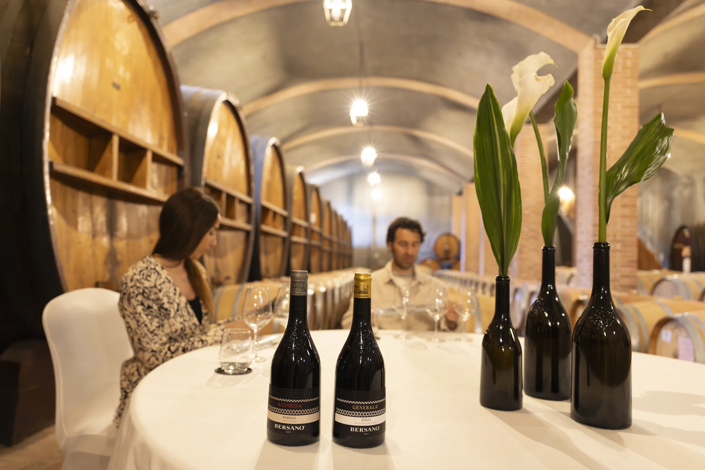 Degustazione di vini Bersano nella cantina storica tra le grandi botti