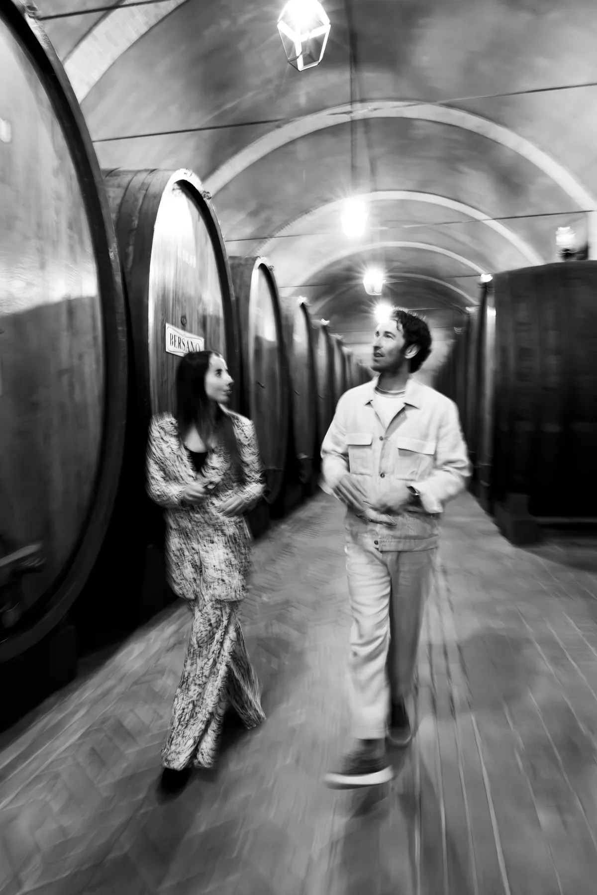 Visitatori tra le grandi botti della cantina storica Bersano