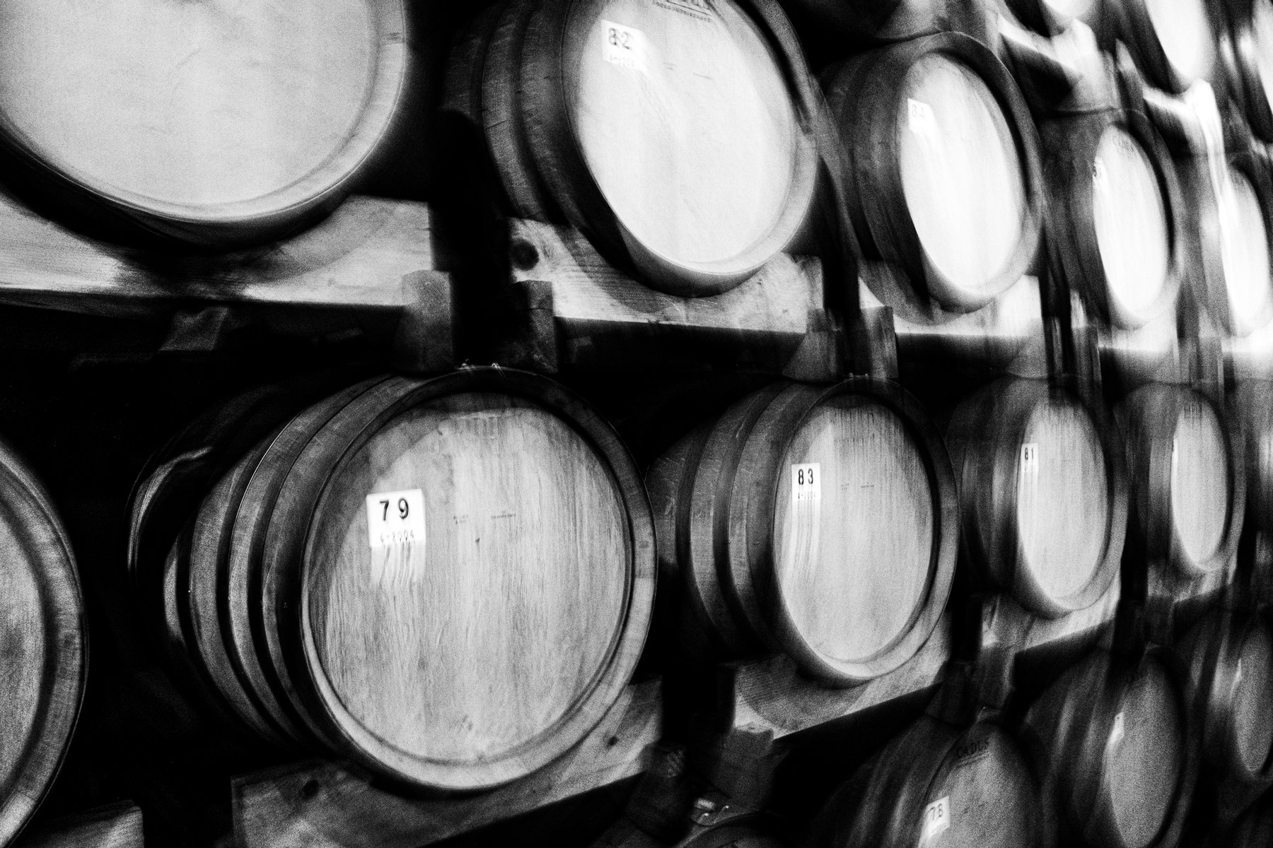 Barrique in rovere impilate nella cantina Bersano